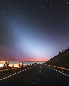 Zodiacal Road - foto de estrada com céu de sol oente no horizonte - manifestação do numinoso